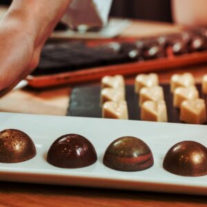 Utilisez des moules sphères et dômes professionnels pour vos chocolats