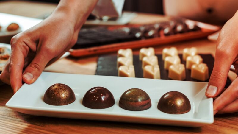 Utilisez des moules sphères et dômes professionnels pour vos chocolats